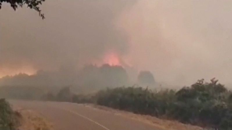 Sardinie v plamenech. Požár už vyhnal z domovů přes 1500 lidí